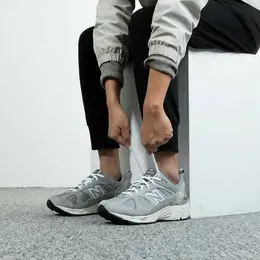 New Balance: Серые кроссовки 