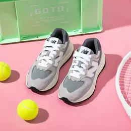 New Balance: Серые кроссовки 