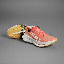Adidas: Оранжевые кроссовки  Terrex