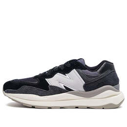 New Balance: Чёрные кроссовки  57/40