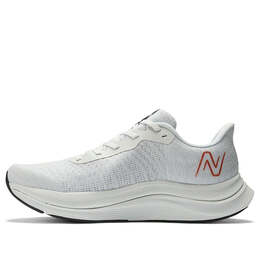 New Balance: Серые кроссовки  FuelCell