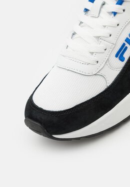 Fila: Белые кроссовки 