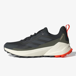 Adidas: Чёрные кроссовки  Terrex