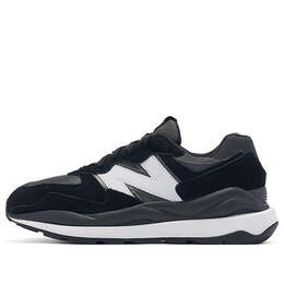 New Balance: Чёрные кроссовки  57/40