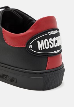 Moschino: Тёмные кроссовки 