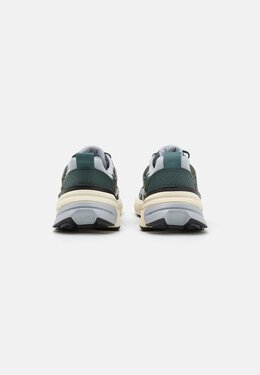 Nike: Зелёные кроссовки 