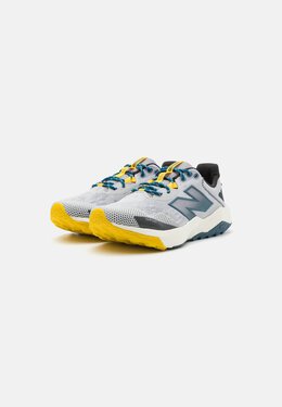 New Balance: Серые кроссовки 