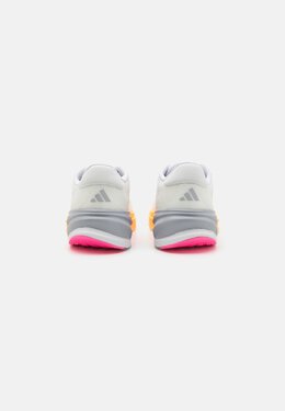 Adidas: Белые кроссовки  Supernova