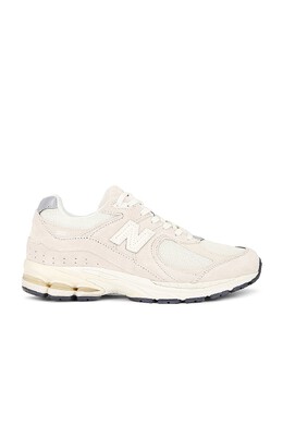 New Balance: Серебристые кроссовки  2002R