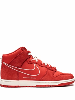 Nike: Красные кроссовки  Dunk High SE