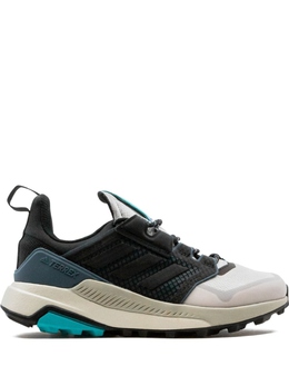 Adidas: Серые кроссовки  Terrex