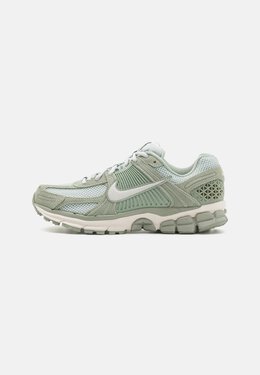 Nike: Зелёные кроссовки 