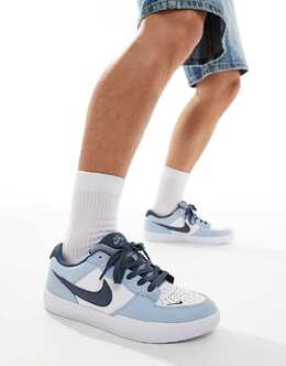 Nike: Тёмные кроссовки 