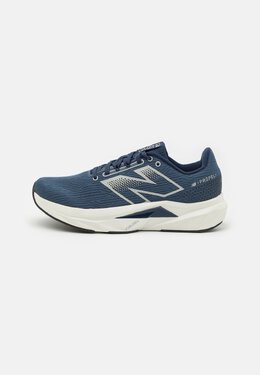 New Balance: Тёмные кроссовки  FuelCell