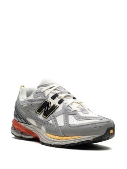 New Balance: Серые кроссовки 