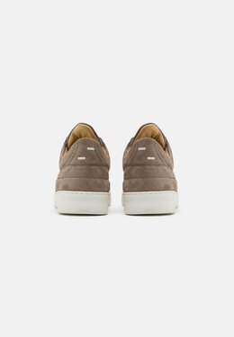 Filling Pieces: Коричневые кроссовки 