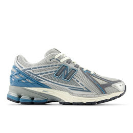 New Balance: Серые кроссовки 