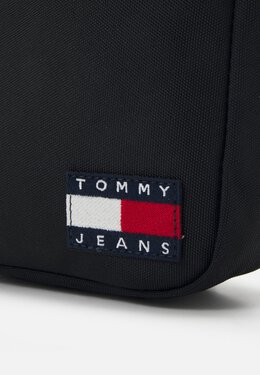 Tommy Hilfiger: Чёрная сумка  Essential