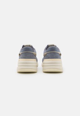 New Balance: Серые кроссовки 