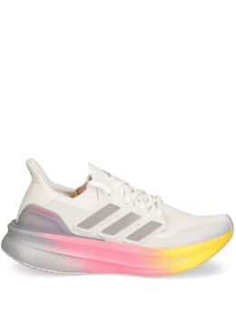 adidas: Белые кроссовки  UltraBoost