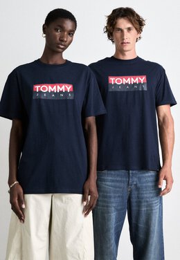 Tommy Hilfiger: Футболка  Tommy Jeans с принтом