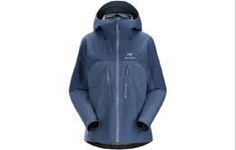 Arcteryx: Оранжевая куртка 