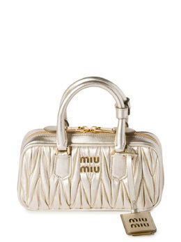 Miu Miu: Серебристая сумка 