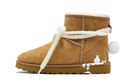 UGG: Бежевые ботинки  Classic Mini