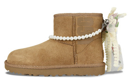 UGG: Белые ботинки  Classic Mini