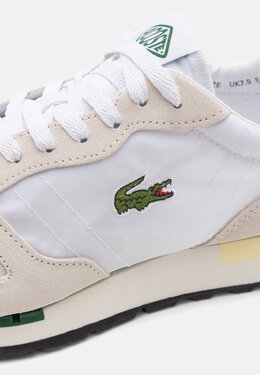 Lacoste: Белые кроссовки 