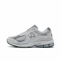 New Balance: Серые кроссовки  2002R