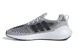 adidas: Белые кроссовки  Swift Run