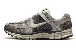 Nike: Серые кроссовки  Air Zoom