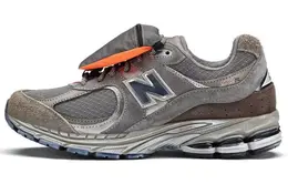 New Balance: Серые кроссовки  2002R