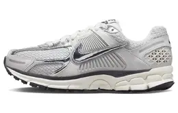 Nike: Серые кроссовки 