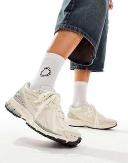 New Balance: Бежевые кроссовки 