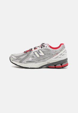 New Balance: Серые кроссовки 