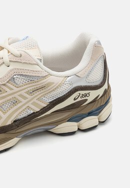 Asics: Бежевые кроссовки  Gel