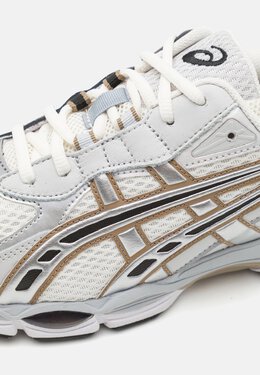 Asics: Бежевые кроссовки  Gel