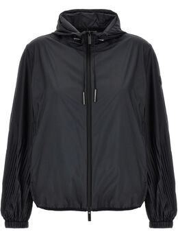 Moncler: Чёрная куртка 