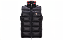 Moncler: Тёмный жилет 