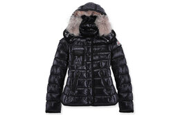 Moncler: Чёрный пуховик 