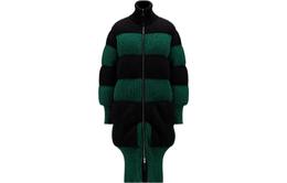 Moncler: Зелёный пуховик 