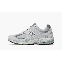 New Balance: Серые кроссовки  2002R