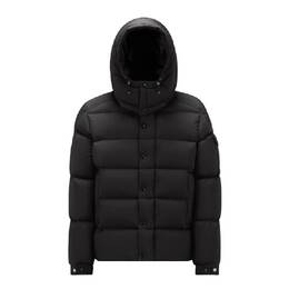 Moncler: Чёрная куртка 