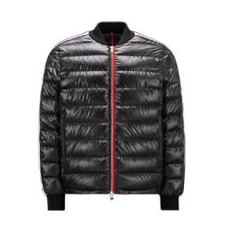 Moncler: Чёрная куртка 