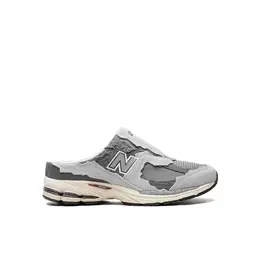 New Balance: Серые кроссовки  2002R