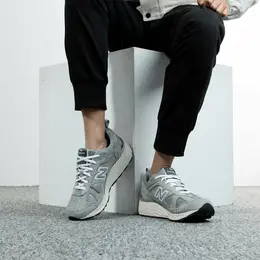 New Balance: Серые кроссовки 
