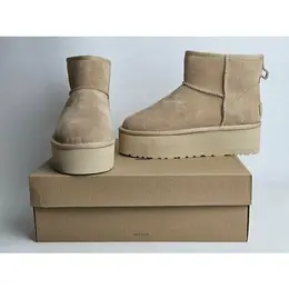 UGG: Бежевые угги  Classic Mini