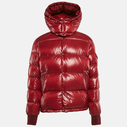 Moncler: Красная куртка 